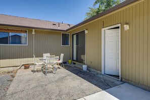 A building with a door, windows, and a patio area with chairs and a table. - 3 Mi Dtwn! Eugene Family Retreat w/ Yard & Patio (Eugene)