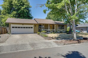 A single-story house with a garage, a front porch, and a driveway. - 3 Mi Dtwn! Eugene Family Retreat w/ Yard & Patio (Eugene)