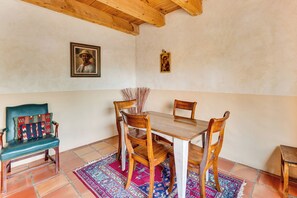 Dining - Traditional Adobe Casita--comfortable and quiet (Taos)