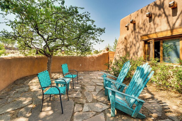 Terrace/patio - Traditional Adobe Casita--comfortable and quiet (Taos)