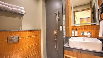 Kamar Klub, pemandangan kota | Kamar mandi | Shower, pengering rambut, handuk, dan sampo