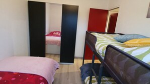 A dormitory room with two beds, a wardrobe, and a mirror. - LA MAISON DES DUNES, sleeps 7, near the sea (Les Moitiers-d'Allonne)