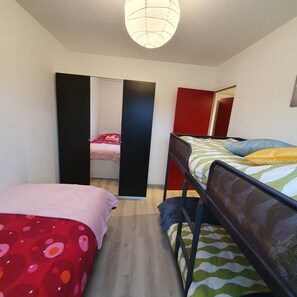 A dormitory room with two beds, a wardrobe, and a mirror. - LA MAISON DES DUNES, sleeps 7, near the sea (Les Moitiers-d'Allonne)