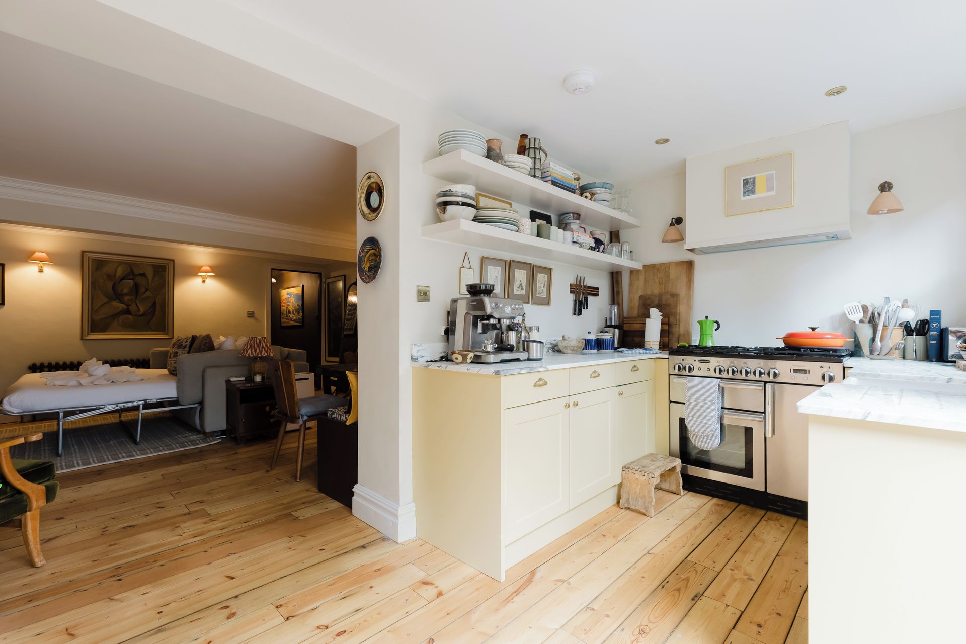 Une chambre d’hôtel compacte comprenant un coin cuisine, un espace repas et un lit.