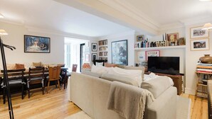Living area - Farmhouse Chic Studio Flat with Private Garden (Greater London)