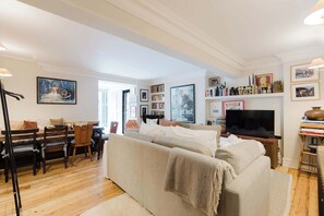 Living area - Farmhouse Chic Studio Flat with Private Garden (Greater London)