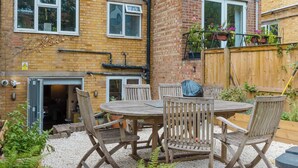 Outdoor dining - Farmhouse Chic Studio Flat with Private Garden (Greater London)