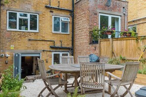 Outdoor dining - Farmhouse Chic Studio Flat with Private Garden (Greater London)