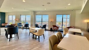Dining - Deluxe Single King Room with Sofa Bed (Port Aransas, TX)