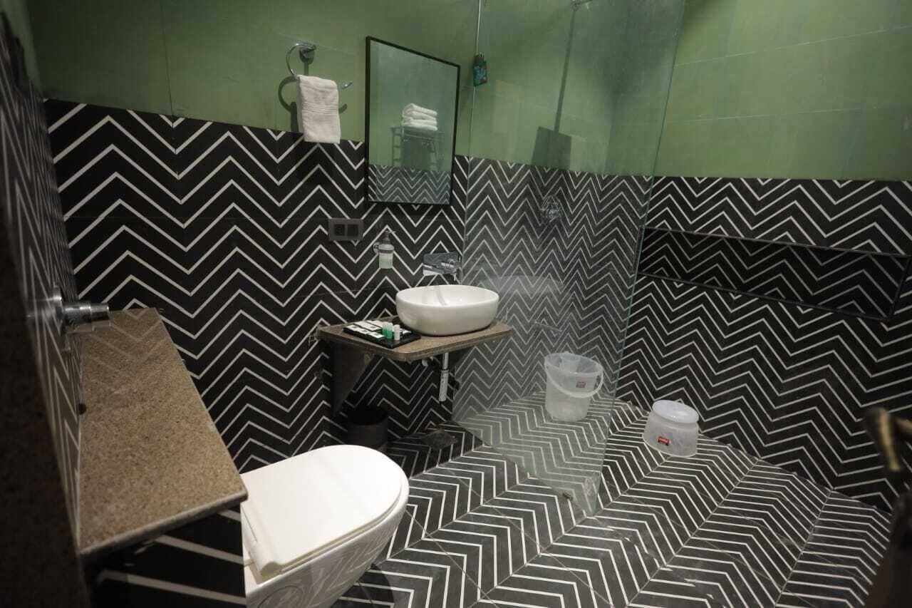 Superior-Dreibettzimmer | Badezimmer | Haartrockner, Handtücher, Seife, Shampoo