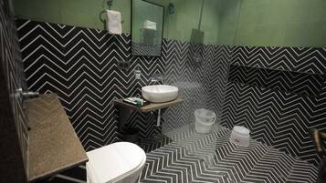 Superior-Dreibettzimmer | Badezimmer | Haartrockner, Handtücher, Seife, Shampoo