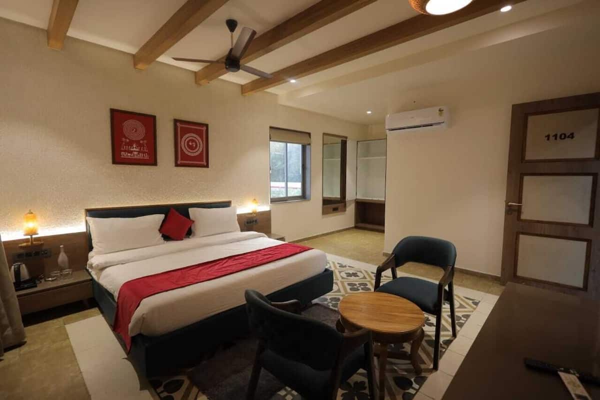 Minibar, escritorio, espacio para trabajar con laptop y wifi gratis 