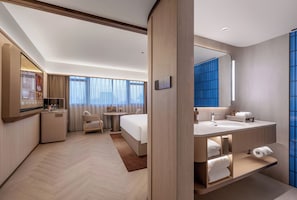 Quarto casal executivo, para não fumantes | Frigobar (abastecido com itens grátis), espaço de trabalho para notebook