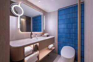 Badezimmer | Dusche, Hydromassagedusche, kostenlose Toilettenartikel, Haartrockner