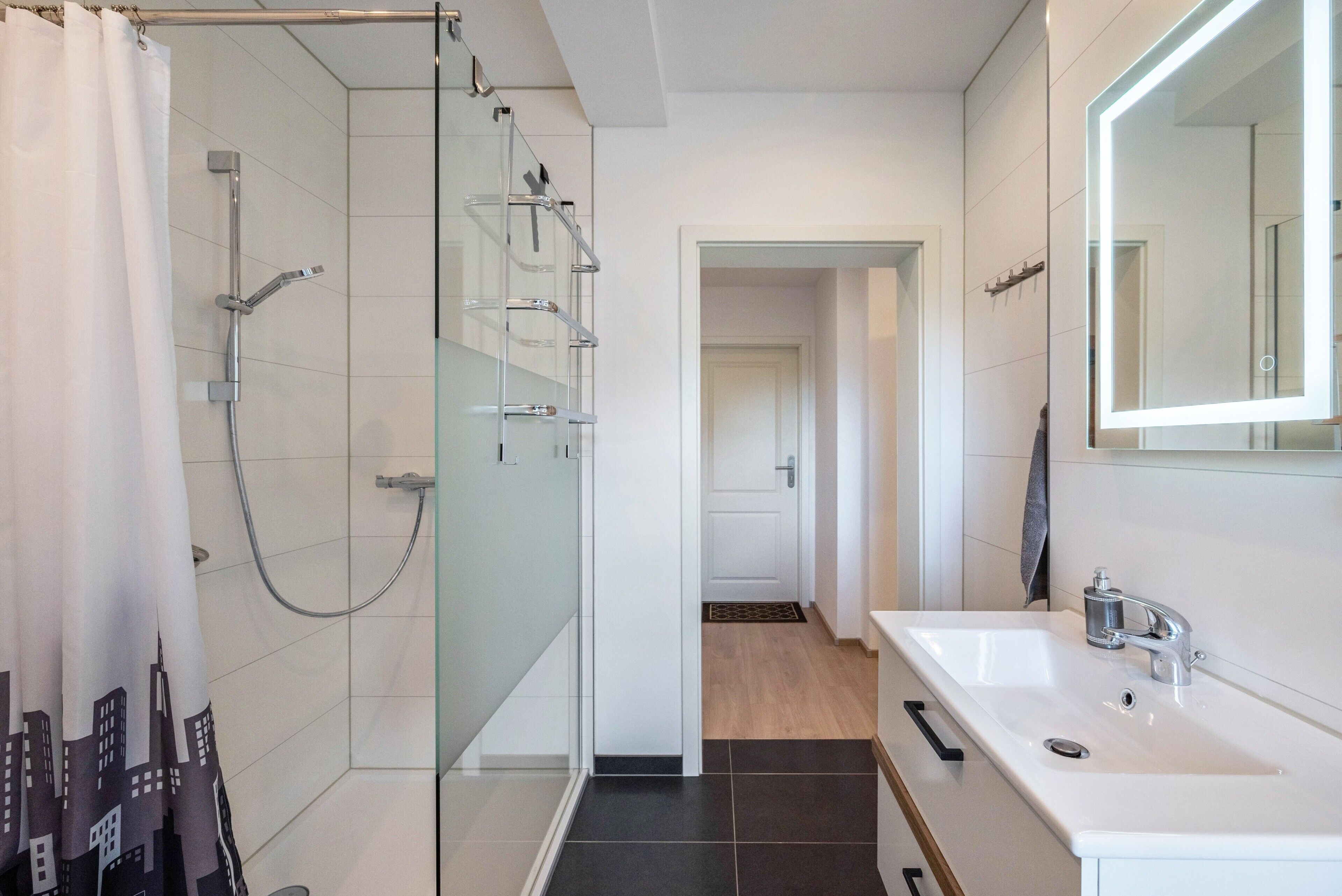 Een douche, een haardroger, handdoeken