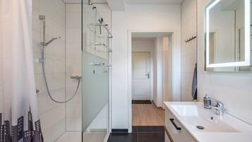 Een douche, een haardroger, handdoeken