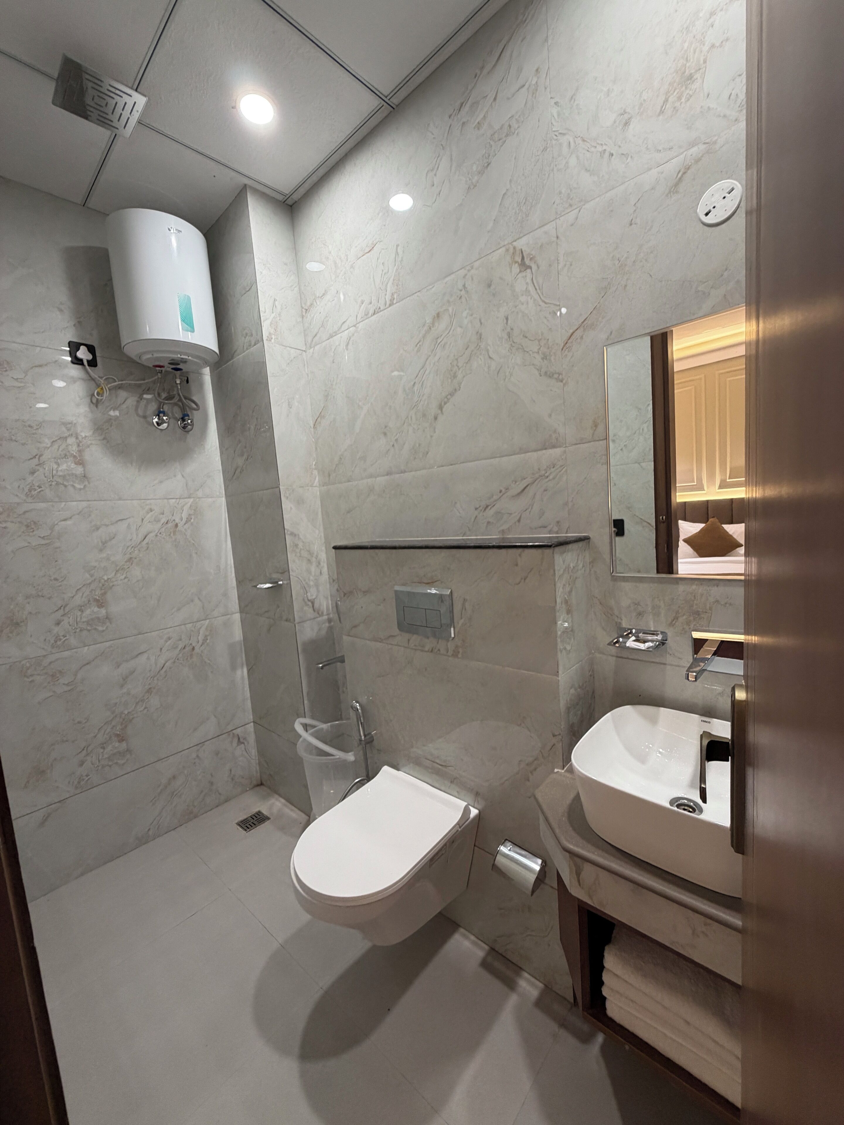 Habitación cuádruple superior | Baño | Ducha, secador de pelo y toallas