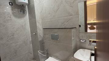 Habitación cuádruple superior | Baño | Ducha, secador de pelo y toallas