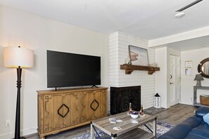 Living area - Private Entry + Outdoor Space | Walk to Beach & Bay | Harborlight (Newport Beach)