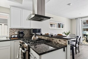 Private kitchen - Private Entry + Outdoor Space | Walk to Beach & Bay | Harborlight (Newport Beach)