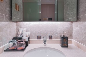 Bathroom - Poltton Int'l Apt Wanhua Metro Foshan (foshanshi)