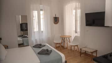 Estudio, vista a la ciudad | Ropa de cama hipoalergénica, cortinas blackout y wifi gratis