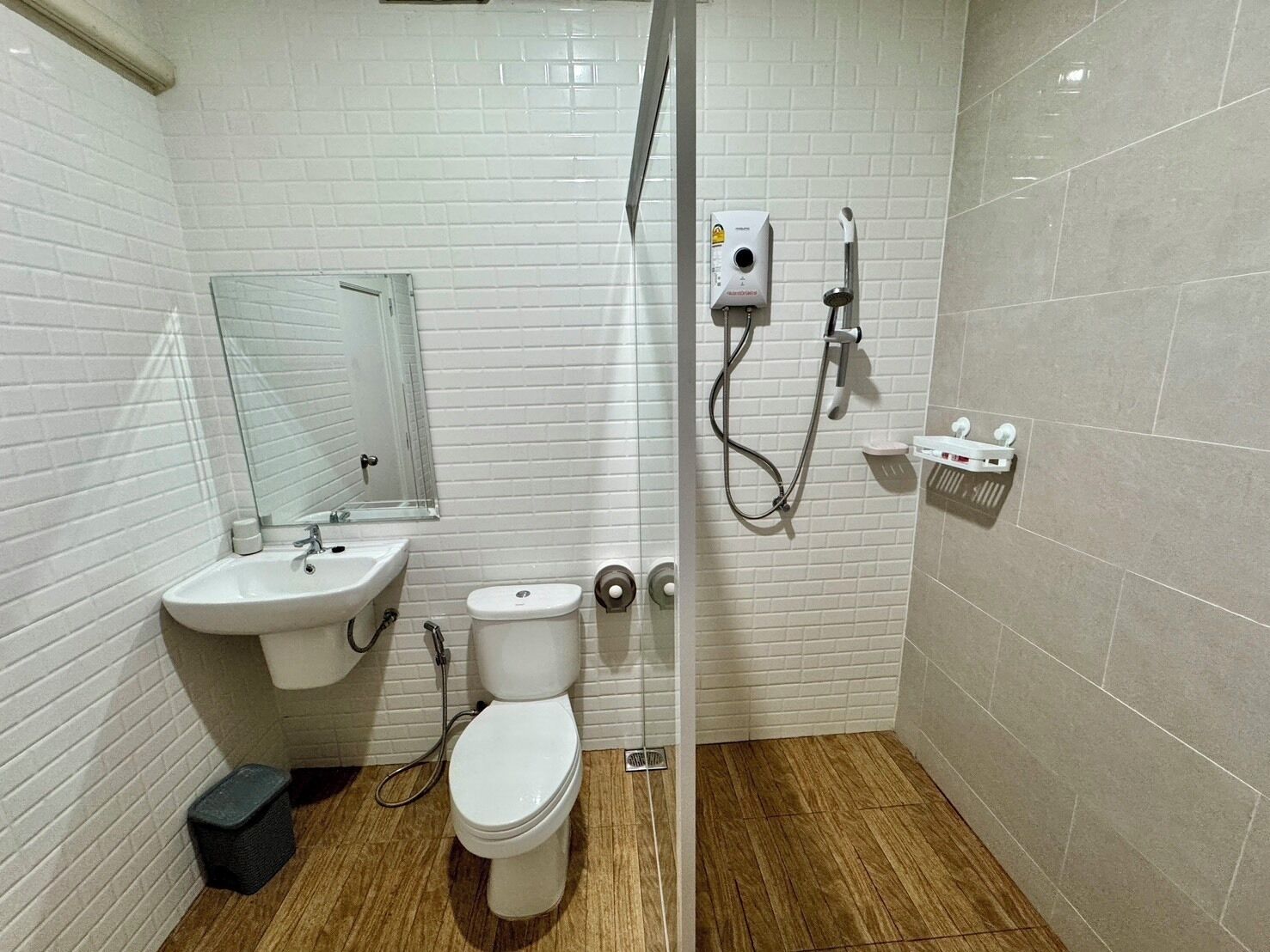 Standard Room, 1 King Bed | Bathroom | Shower, toilet paper