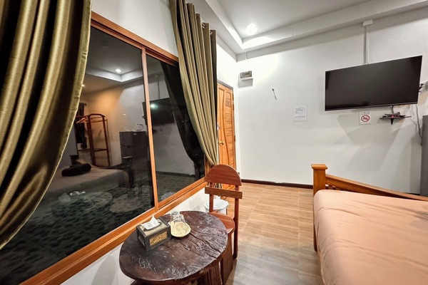 Standard Room, 1 King Bed | Desk, laptop workspace, blackout drapes, WiFi (free)