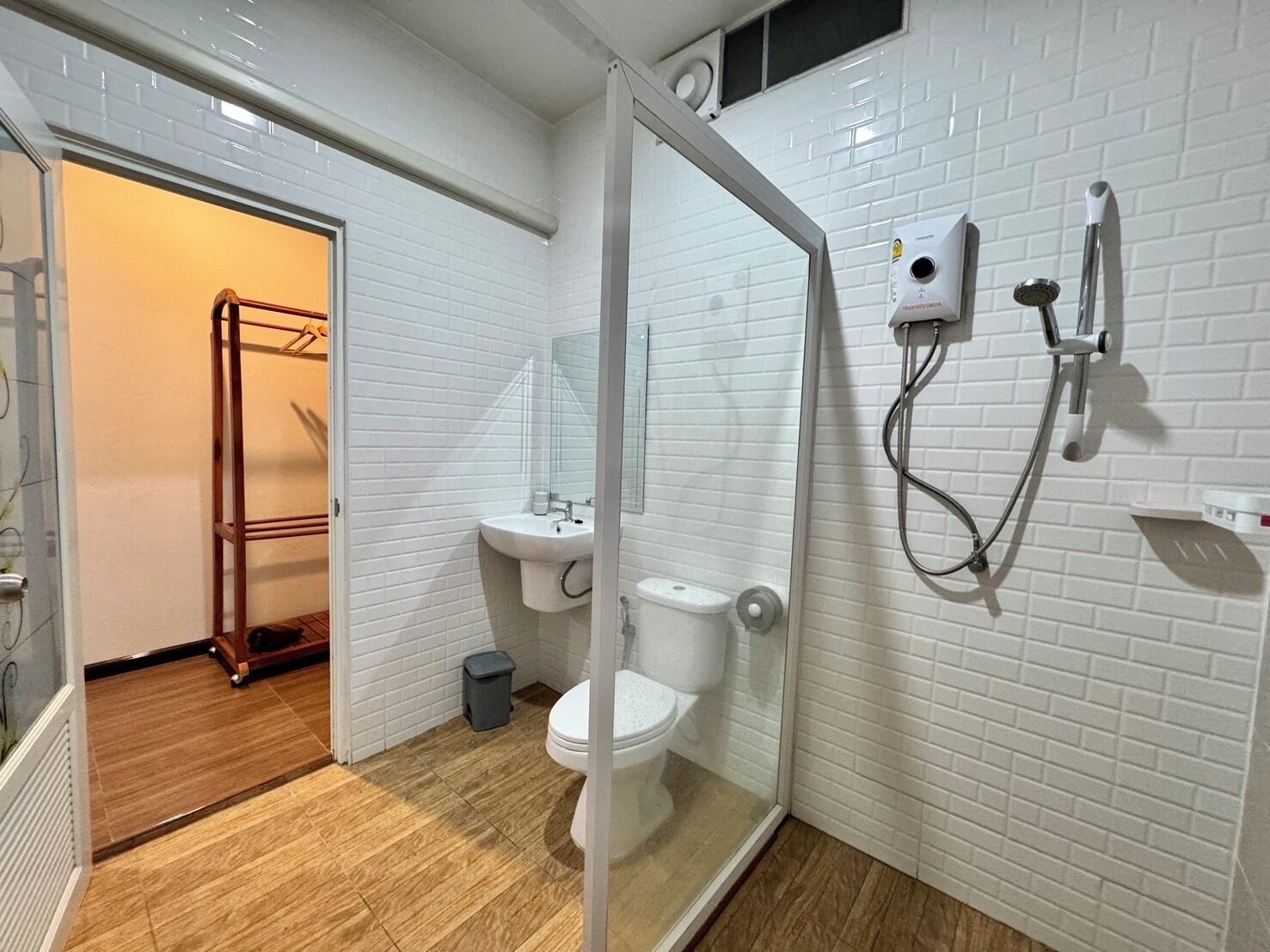 Standard Room, 1 King Bed | Bathroom | Shower, toilet paper
