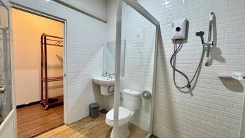 Standard Room, 1 King Bed | Bathroom | Shower, toilet paper