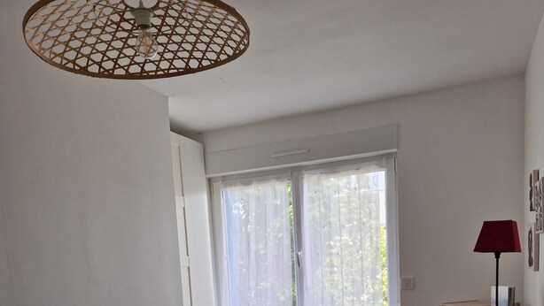Una camera da letto con un letto, una sedia, una scrivania e una finestra.