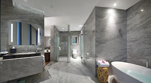 Quarto duplo standard, sacada, vista para a cidade | Banheiro | Banheira e chuveiro separados, secador de cabelo, chinelos 