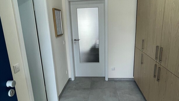 A hallway with a door, a light switch, and a framed picture on the wall. - Studio Apartment 'Lucas' Neudietendorf with Wi-Fi (Nesse-Apfelstädt)