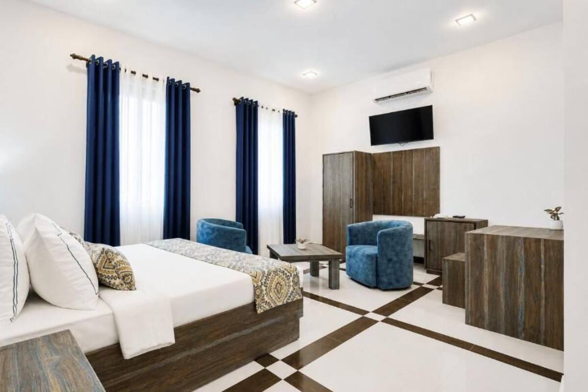 Suite Deluxe, 1 cama King size, vista a la montaña | Caja de seguridad en la habitación y tabla de planchar con plancha