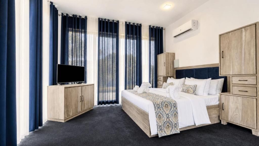 Deluxe-Doppelzimmer, Balkon, Bergblick | Zimmersafe, Bügeleisen/Bügelbrett, kostenloses WLAN
