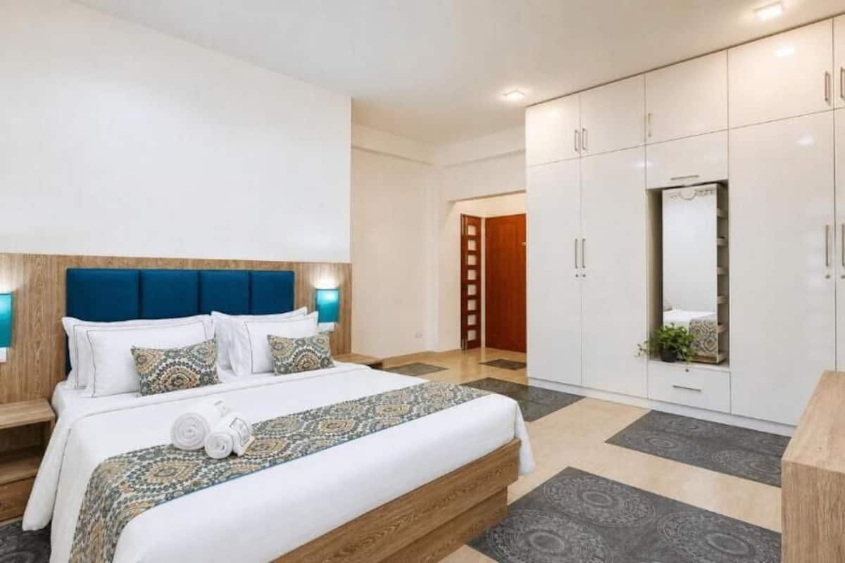 Habitación doble Deluxe, 1 cama King size, vista al jardín | Caja de seguridad en la habitación y tabla de planchar con plancha