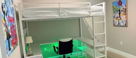 4 bedrooms, iron/ironing board, free WiFi