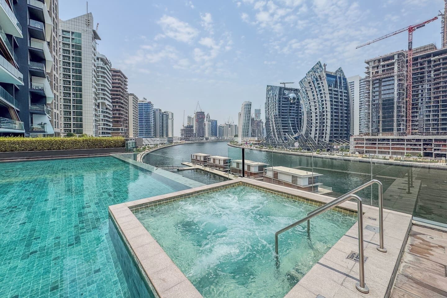 Piscina con vista a un paisaje urbano y un río.