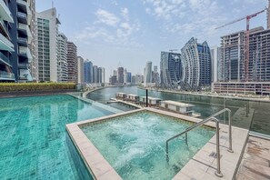Ein Pool mit Blick auf eine Stadtlandschaft und einen Fluss.