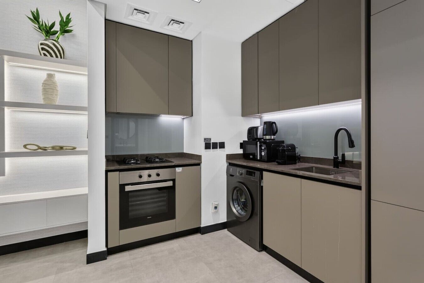 Coffee/tea maker, fridge, microwave, oven