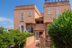 Ein zweistöckiges Gebäude mit flachem Dach und einem Balkon.