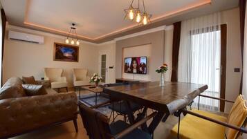 Deluxe Apartment, Balcony, City View | Dining
