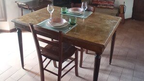 Un'area pranzo con un tavolo in legno, sedie e un camino.