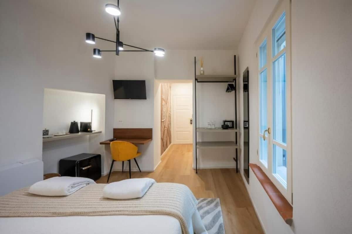 Quarto casal superior | Cofres nos quartos, cortinas blackout, ferros/tábuas de passar roupa