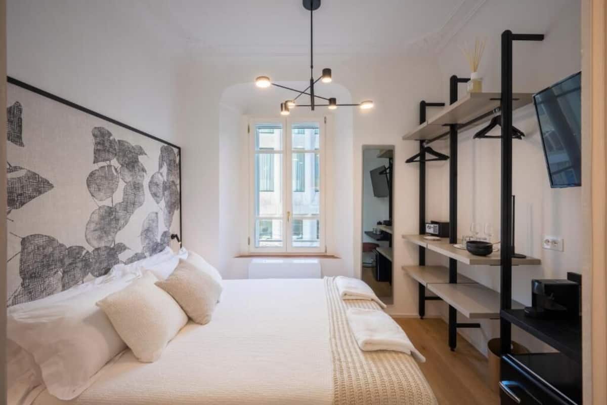 Quarto casal standard | Cofres nos quartos, cortinas blackout, ferros/tábuas de passar roupa