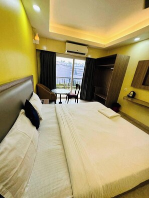 Desk, WiFi (free) - Royal Beach Inn Puri (Puri)
