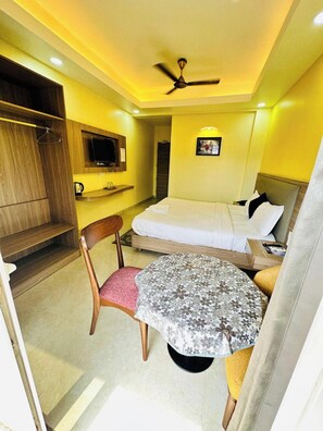 Desk, WiFi (free) - Royal Beach Inn Puri (Puri)