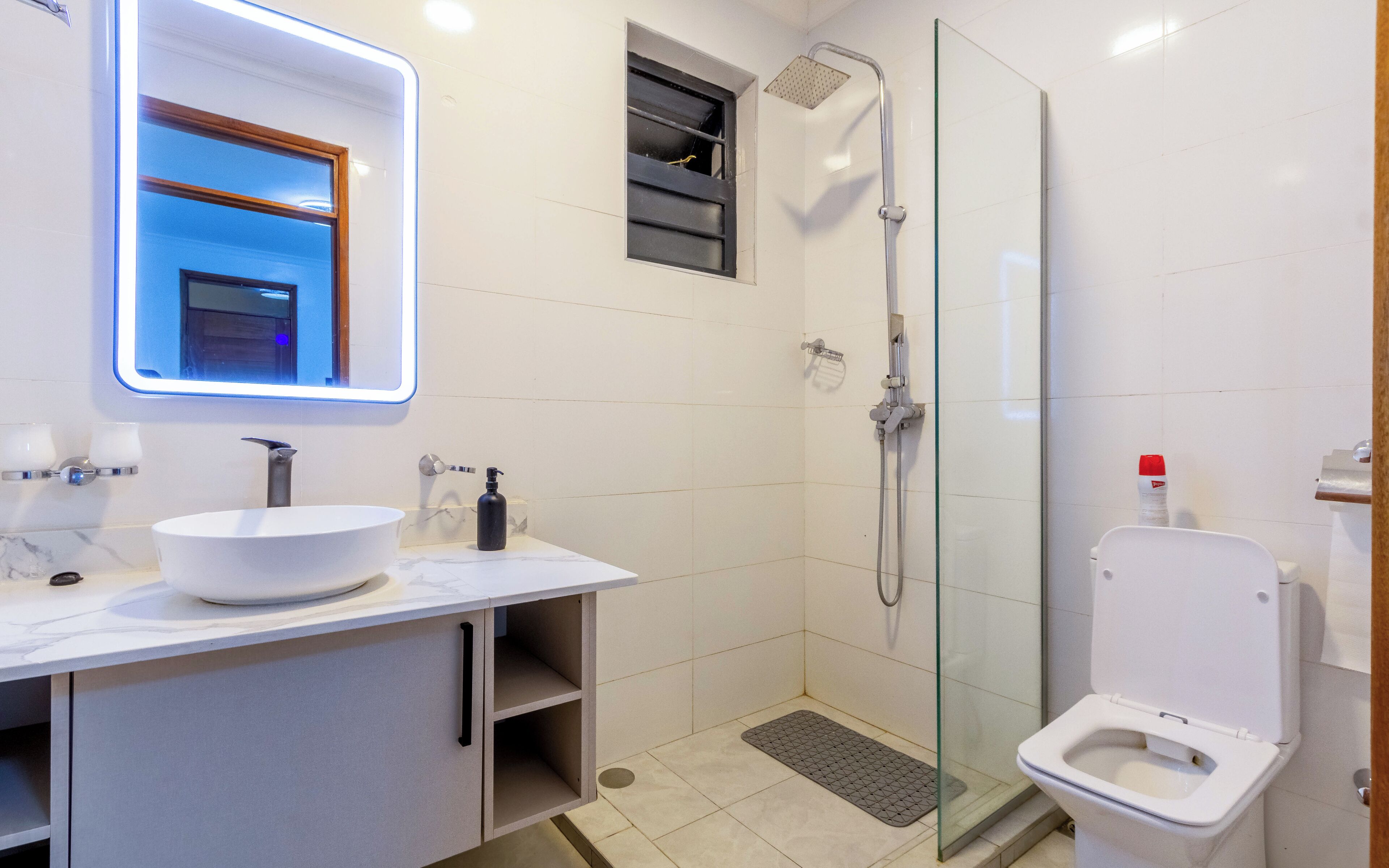 Biệt thự Cao cấp, quang cảnh hồ | Phòng tắm | Dép đi trong nhà, xà phòng, dầu gội, giấy vệ sinh 