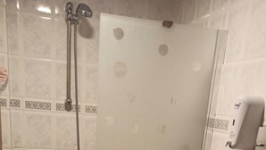 Gemeinsamer Schlafsaal, 1 Schlafzimmer, barrierefrei, Raucher | Badezimmer