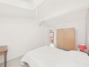 A bedroom with a bed, a nightstand, a lamp, and a wardrobe. - Family house for 8 – garden & BBQ (Longeville-sur-Mer)